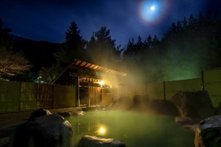 栃尾温泉洞谷雪桜ライトアップ